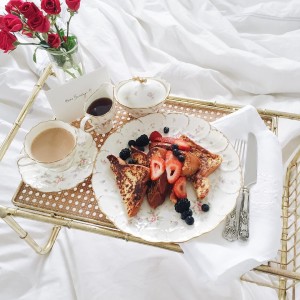 breakfast in bed table setting ideas tableware silver forks knives cutlery tabletop bridal shower wedding inspiration pinterest shop room ideas recipes french toast strawberries hotel