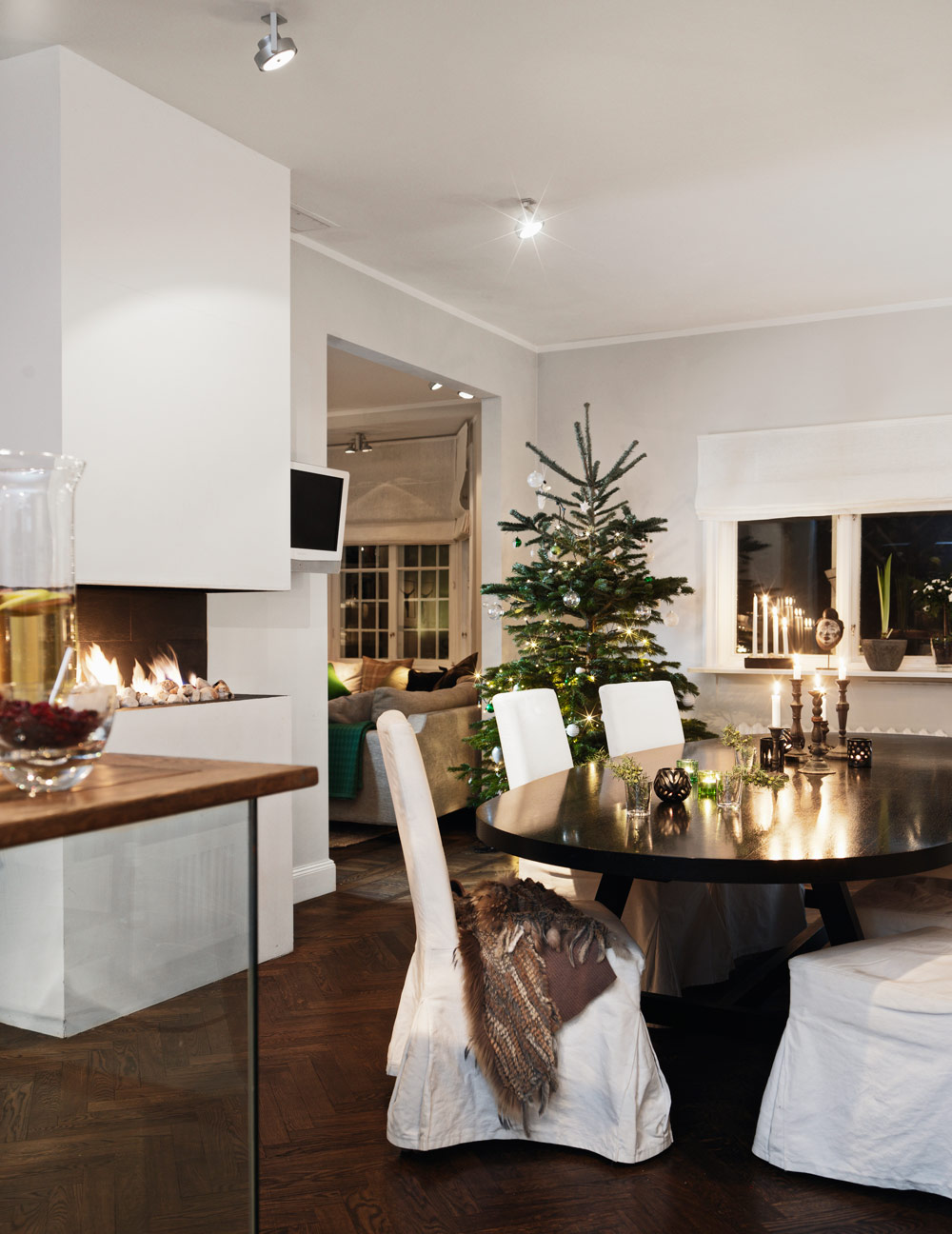 classic-swedish-scandinavian-nordic-style-kitchen-all-white-simple-minimalist-modern-christmas-decor-table-harringbone-parquet-oval-table-glass-kitchen-island