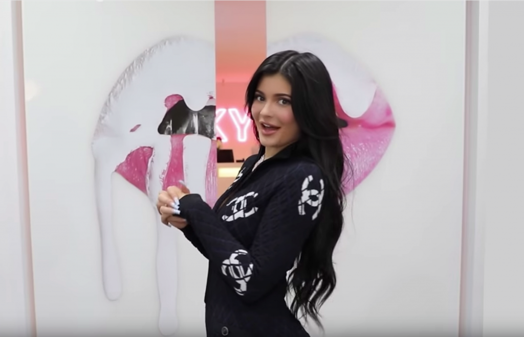 Take a Peak Inside Kylie Jenner’s Cosmetics Office! Shop Room Ideas